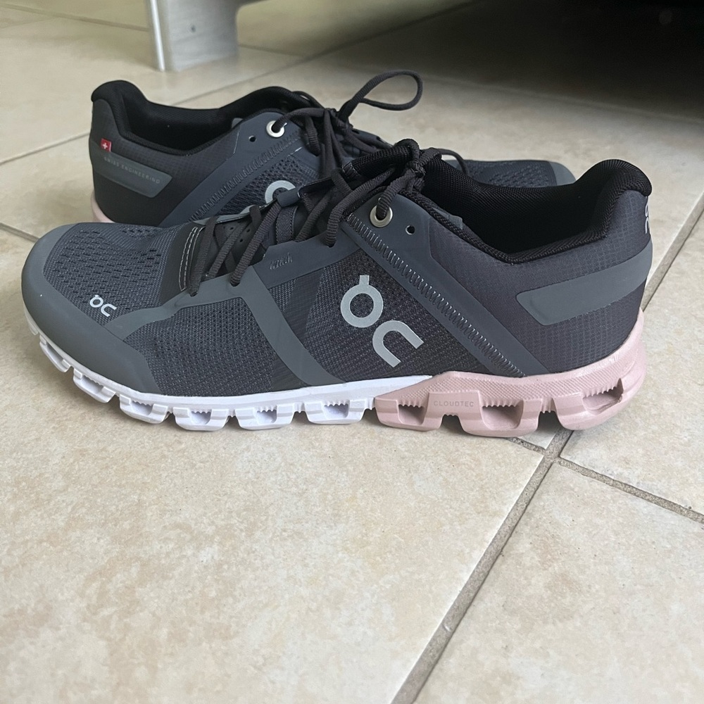 Womens size 8.5 on running cloudflow sneaker. Worn twice. Excellent condition